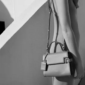 le tanneur - petit sac à main à rabat emilie en cuir grainé