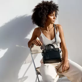 le tanneur - petit sac à main emilie en cuir lisse clouté